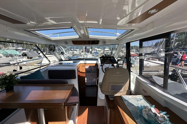 2014 Jeanneau 855 Merry Fisher