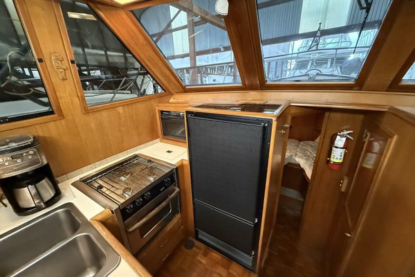 1988 Ocean Alexander 40 Tri Cabin