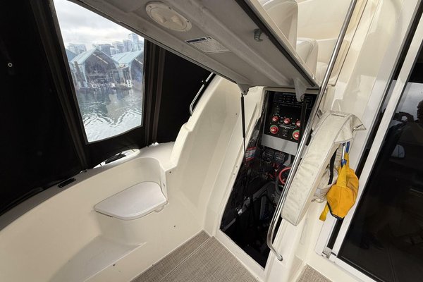 2006 Meridian 411 Sedan Bridge