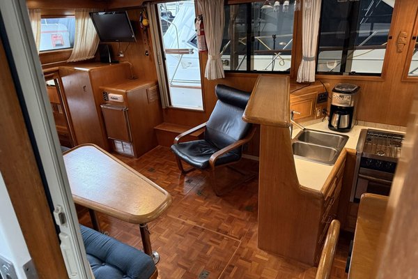 1988 Ocean Alexander 40 Tri Cabin
