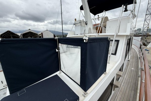 1988 Ocean Alexander 40 Tri Cabin