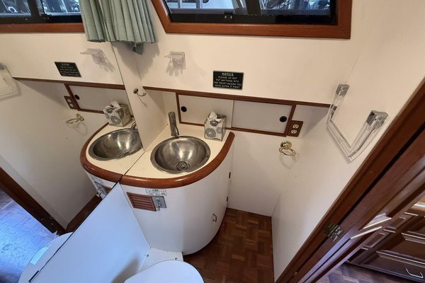 1988 Ocean Alexander 40 Tri Cabin