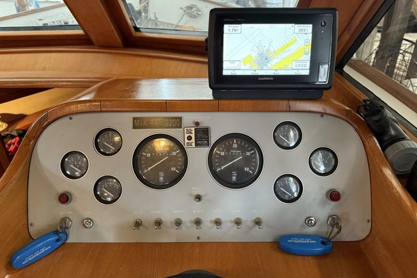 1988 Ocean Alexander 40 Tri Cabin