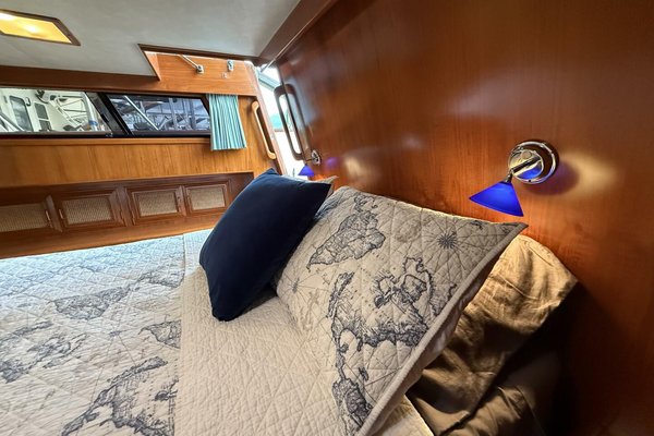 1988 Ocean Alexander 40 Tri Cabin