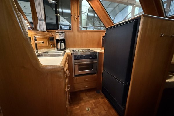 1988 Ocean Alexander 40 Tri Cabin