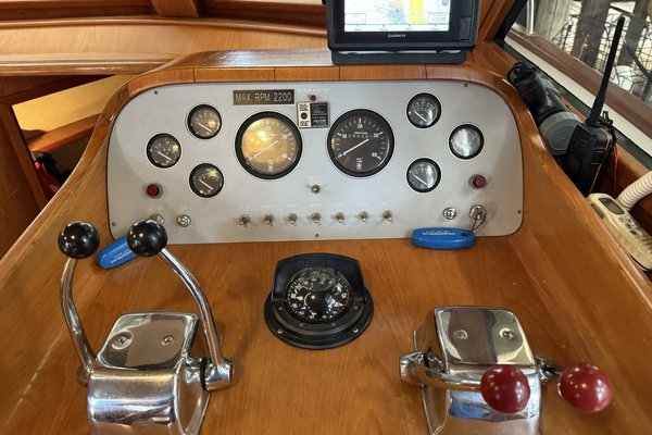 1988 Ocean Alexander 40 Tri Cabin