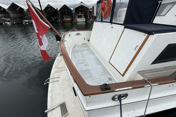 1988 Ocean Alexander 40 Tri Cabin