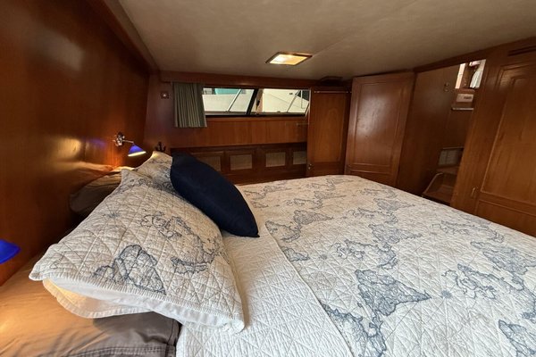 1988 Ocean Alexander 40 Tri Cabin