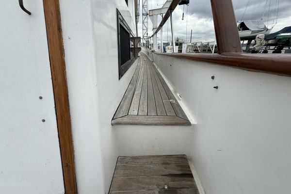 1988 Ocean Alexander 40 Tri Cabin