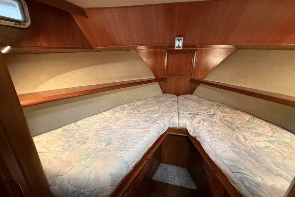 1988 Ocean Alexander 40 Tri Cabin