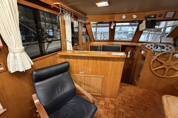 1988 Ocean Alexander 40 Tri Cabin