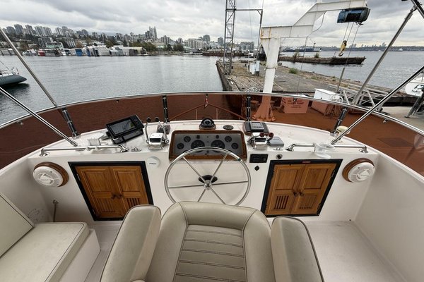 1988 Ocean Alexander 40 Tri Cabin