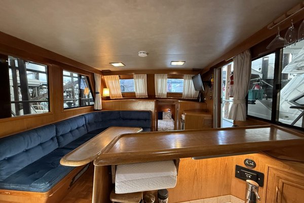 1988 Ocean Alexander 40 Tri Cabin