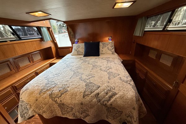 1988 Ocean Alexander 40 Tri Cabin