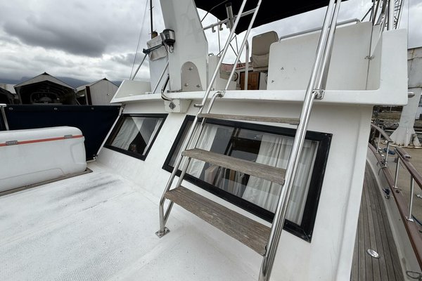 1988 Ocean Alexander 40 Tri Cabin