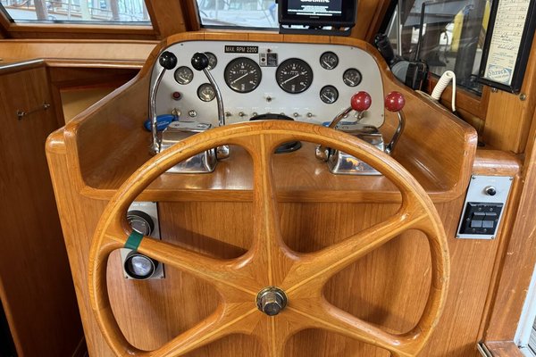 1988 Ocean Alexander 40 Tri Cabin