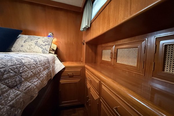 1988 Ocean Alexander 40 Tri Cabin