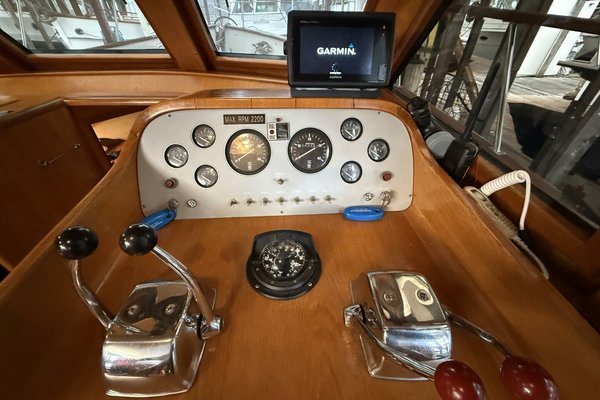 1988 Ocean Alexander 40 Tri Cabin