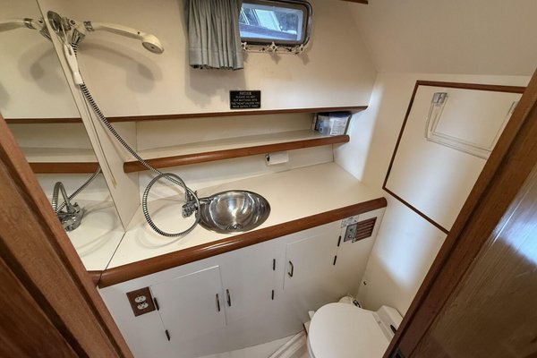 1988 Ocean Alexander 40 Tri Cabin
