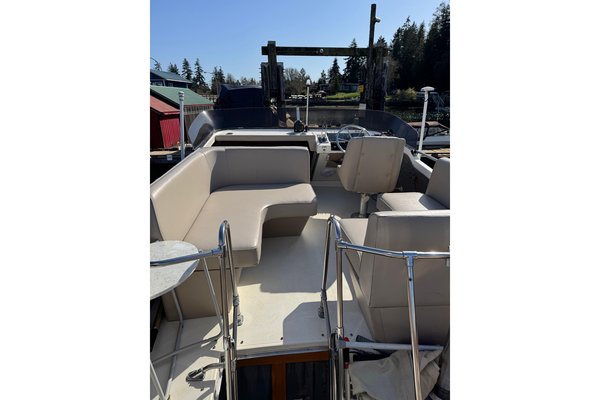 1984 Bayliner 3270 Explorer