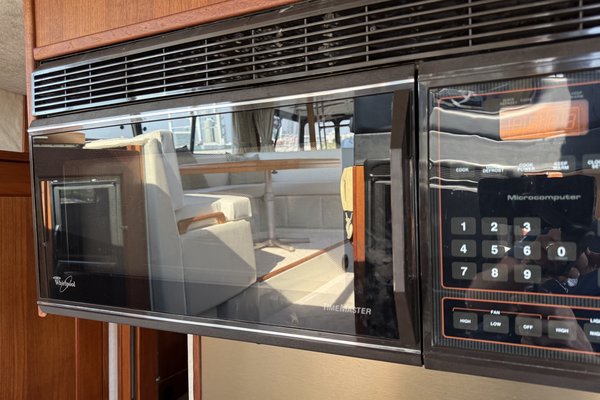 1990 Bayliner 3888