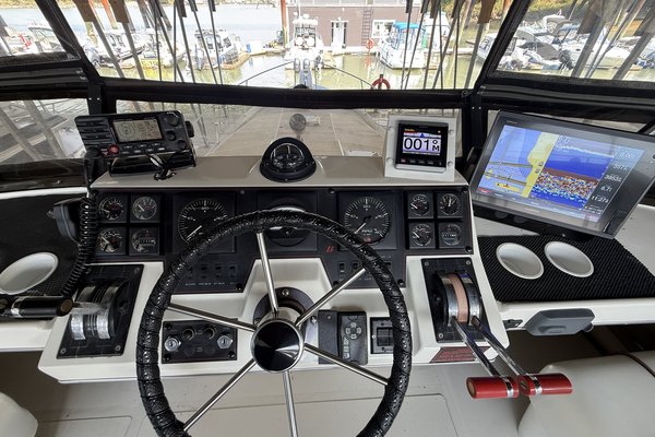 1990 Bayliner 3888