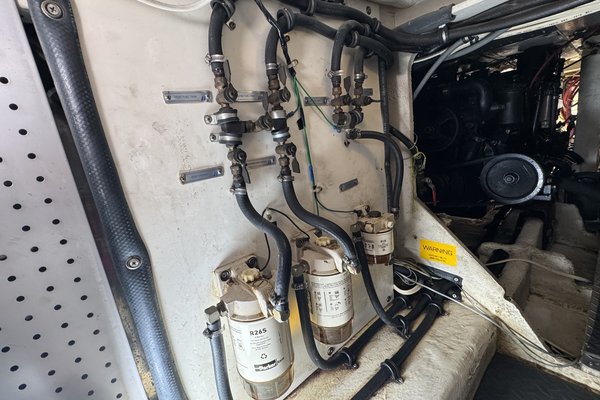 1990 Bayliner 4588