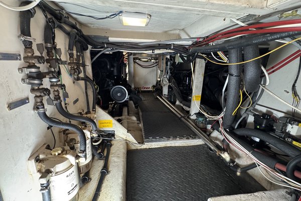 1990 Bayliner 4588