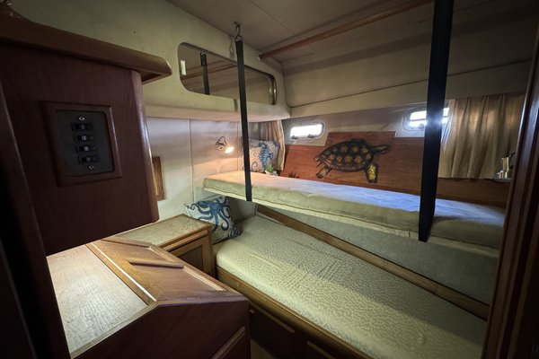 1990 Bayliner 4588