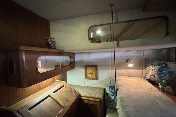 1990 Bayliner 4588