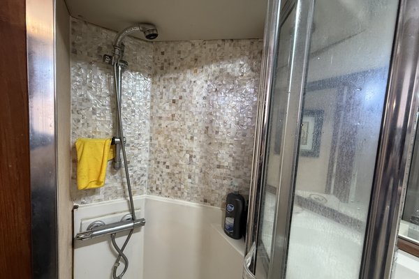 1990 Bayliner 4588