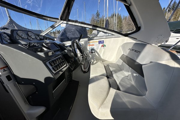 2013 Larson 285 Cabrio